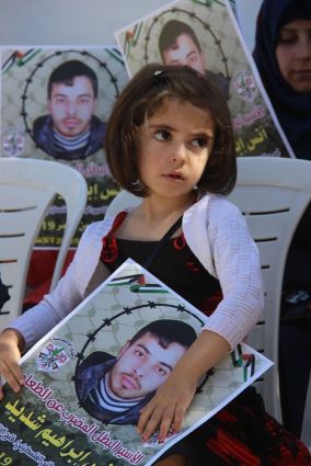 تراجع الوضع الصحي للأسيرين المضربين عن الطعام شديد وأبو فارة