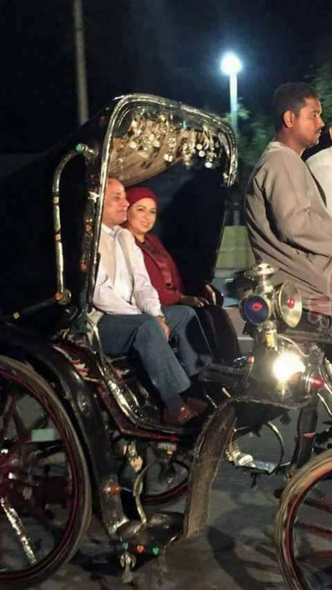 بالفيديو والصور:  السيسي وزوجته يركبان "الحنطور" في شوارع أسوان