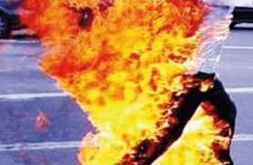 بالفيديو.. مصري يحرق نفسه أمام المارة بالإسكندرية بسبب موجة الغلاء