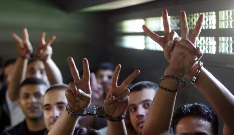 سلطات الاحتلال تسحب تصريح الزيارة من شقيقة أسير في جنين