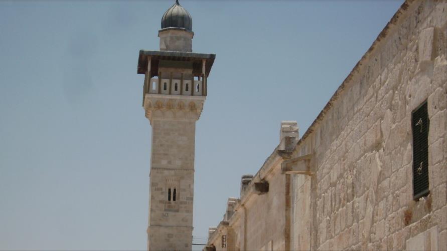 مستوطنون يطالبون بمنع الأذان في المساجد