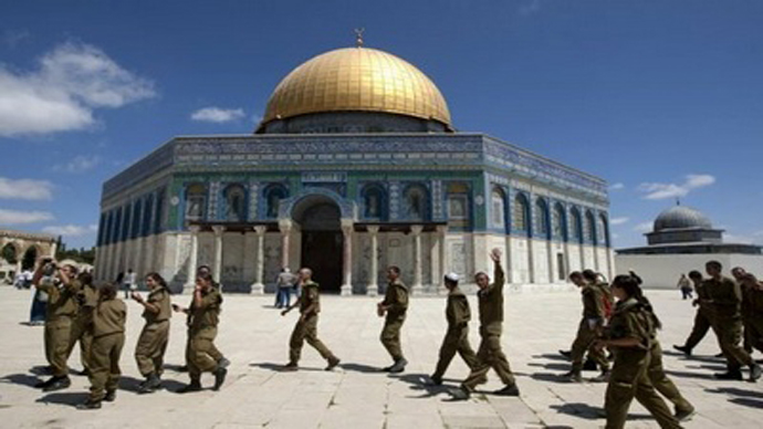 الاحتلال يعتقل 3 موظفين تابعين للأوقاف من المسجد الأقصى