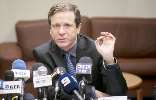 يـتـحـولـون خـرقـاً سـيـاسـيـة بـالـيـة !