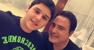 Selfie تجمع عاصي الحلاني بنجله الوليد