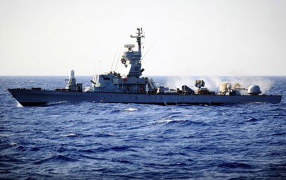 الاحتلال يستهدف مراكب الصيادين بدير البلح