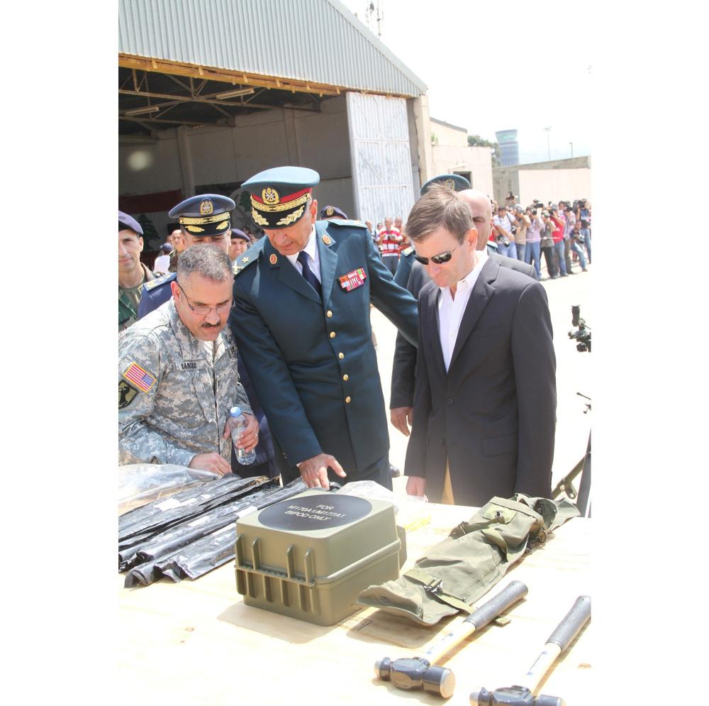 الولايات المتحدة تسلم الجيش اللبناني عشرات المدرعات وقذائق القنابل