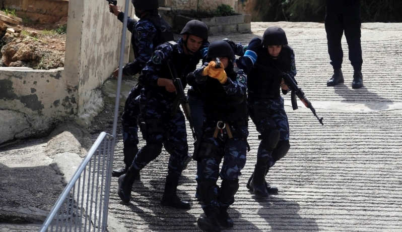 إصابة فتى في اشتباكات بين قوى الأمن ومسلحين شمال القدس المحتلة