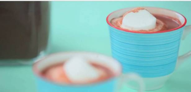 بالفيديو: لن تشتروا أبدًا مشروب الشوكولاته الساخن الجاهز بعد أن تجربوا هذه !