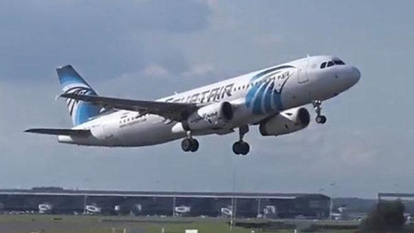 استئناف رحلة مصر للطيران بعد تلقي بلاغ كاذب عن وجود قنبلة