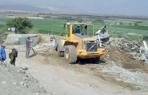 جرافات الاحتلال تهدم بركسات سكنية في الأغوار