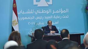 بالفيديو: شاب يحرج محافظ أسوان أمام السيسي