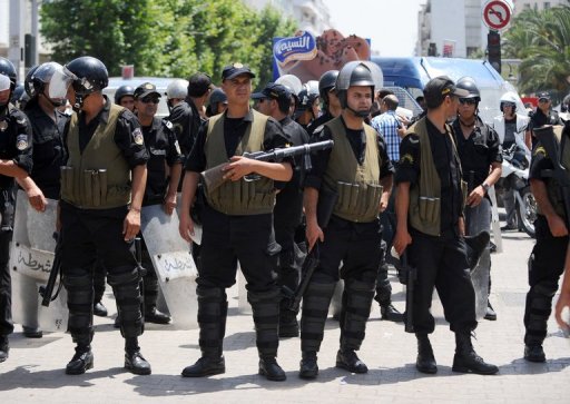 ضابط في الجمارك التونسية يحرق نفسه