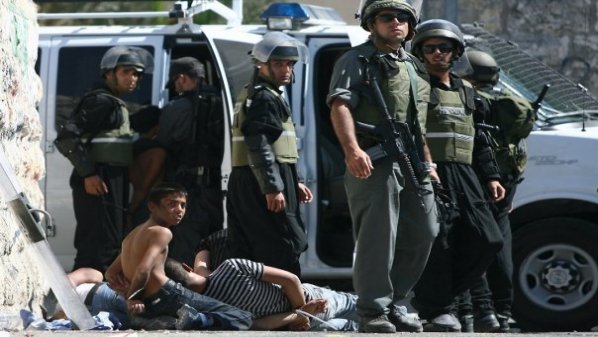 الاحتلال يعتقل فتيين مقدسيين بزعم تسببهم بحريق اندلع في معسكر عوفر