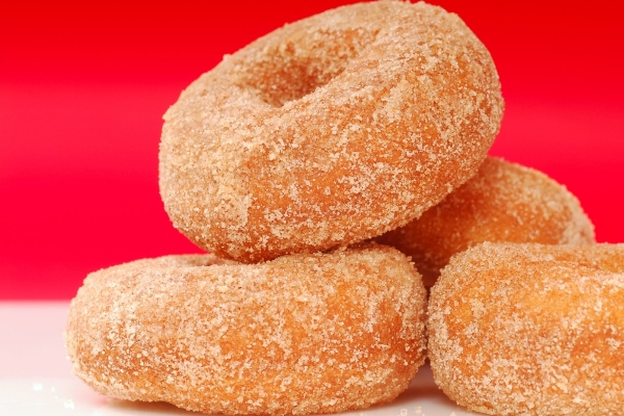 كرات التفاح بالقرفة والسكر