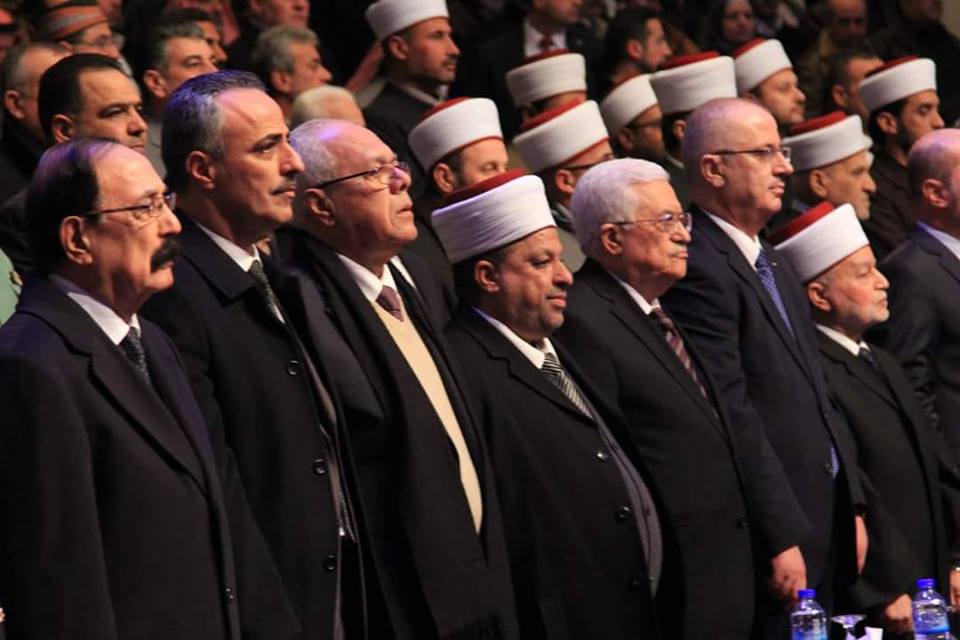 تكريم الرئيس محمود عباس وتسليمه وثيقة "العهدة العمرية"