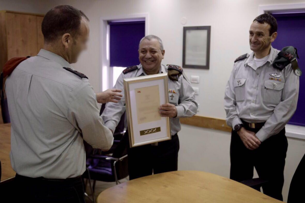 ايزنكوت يمنح وسام شرف لجيشه لتنفيذه عمليات خاصة في دول عربية