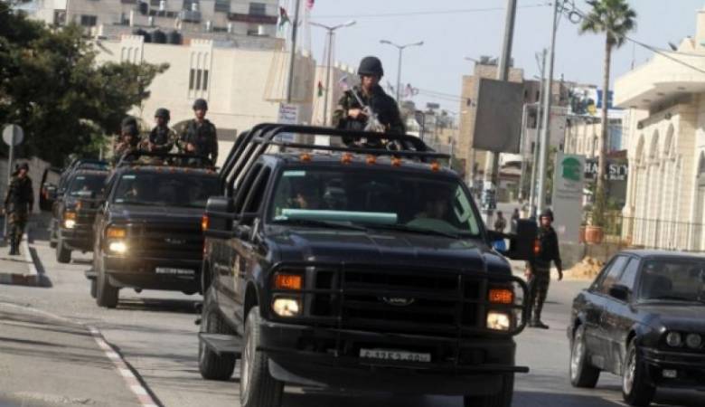 بالصور: بعملية دقيقة.. القبض على تجار أسلحة في الخليل