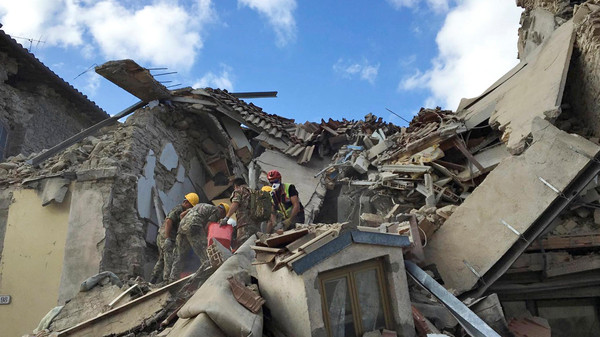 زلزال قوي يهز وسط إيطاليا وإخلاء مترو روما