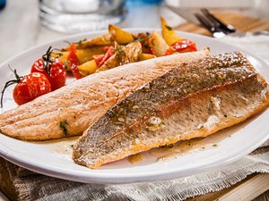 طريقة عمل سمك مع البندورة