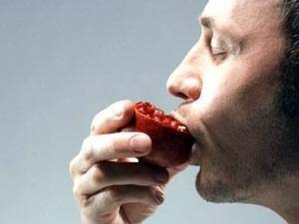 للرجال فقط.. لن تصدقوا ماذا يفعل الرمان بكم!