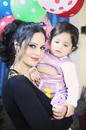 بالصور : النجمة السورية صفاء رقماني تحتفل بالسنة الأولى لولادة ابنته