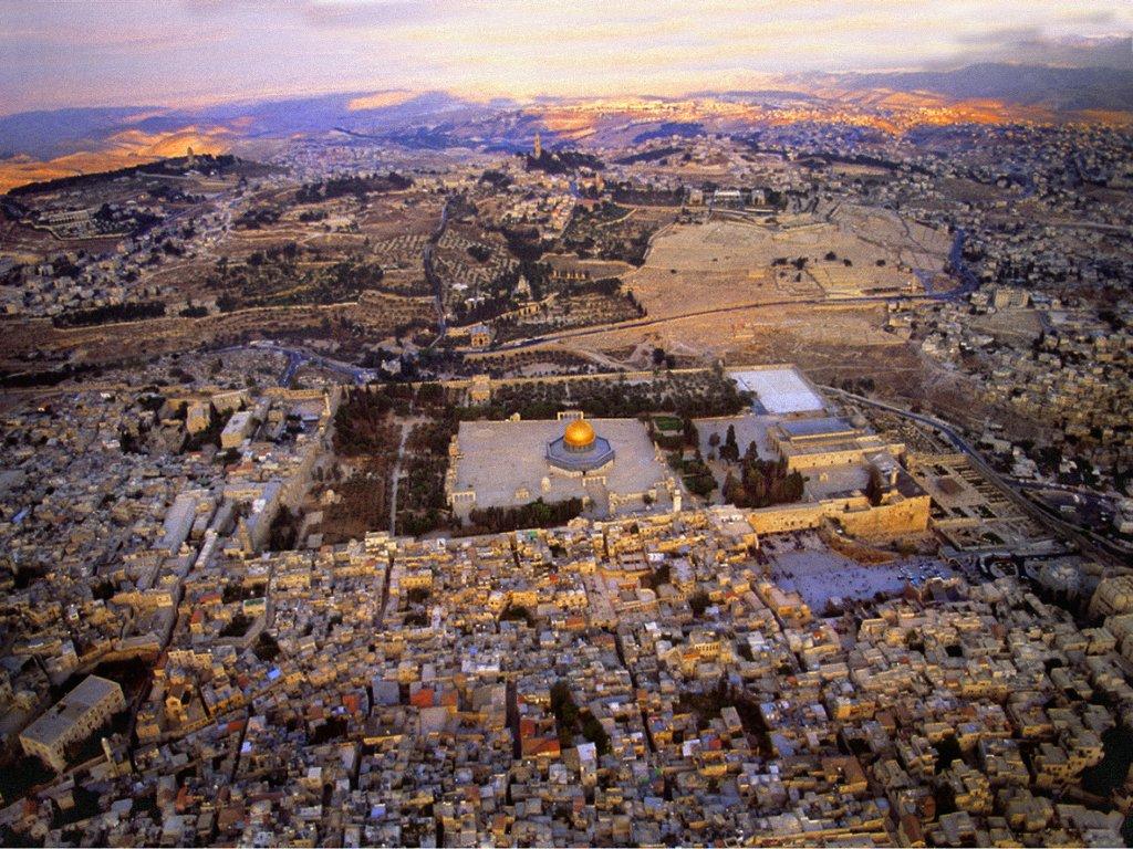 تحذيرات من خطورة إطلاق مستوطنين طائرات صغيرة فوق المسجد الأقصى