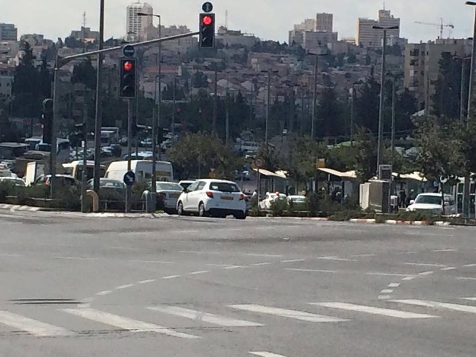 الأمن الفلسطيني ينصب حواجزاً على مداخل الخليل
