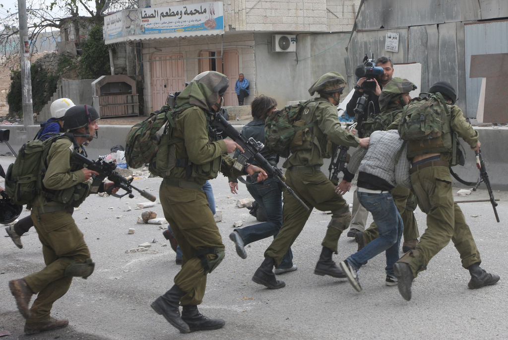 الاحتلال يعتقل شابين من قلنديا شمال القدس