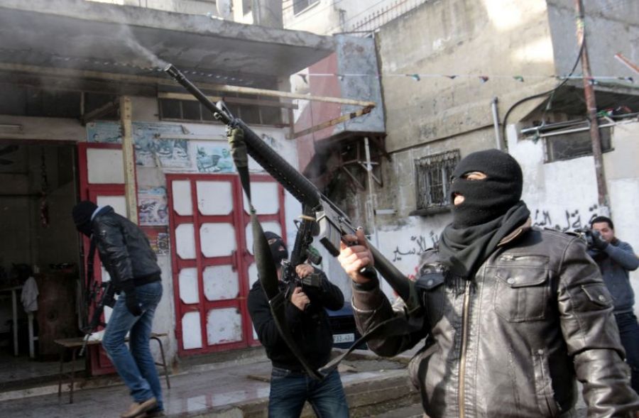 وسط إطلاق نار.. مسلحون يغلقون شارع القدس في نابلس
