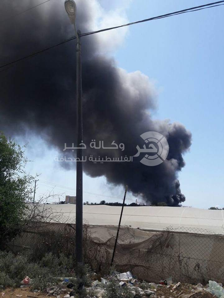 اندلاع حريق هائل داخل مصنع بلاستيك وسط القطاع