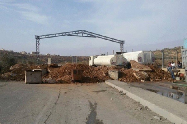الاحتلال يغلق الطرق الفرعية جنوب غرب الخليل بالسواتر الترابية