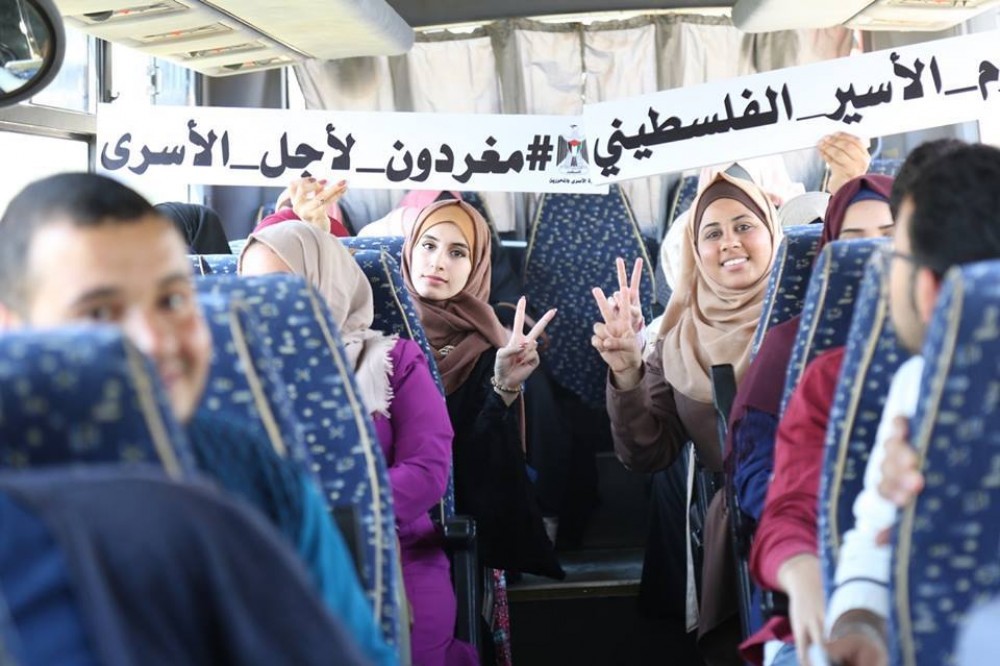 بالصور: الإعلام والأسرى تُنظمان جولة لزيارة أهالي الأسرى