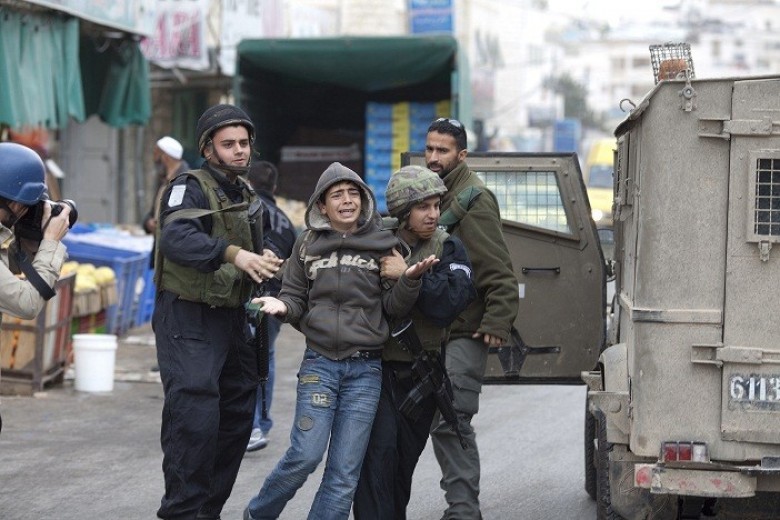 الاحتلال يعتقل فتى من القدس 