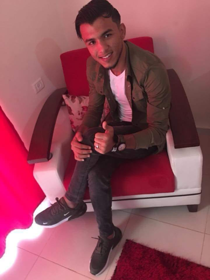 متأثرًا بجراحه