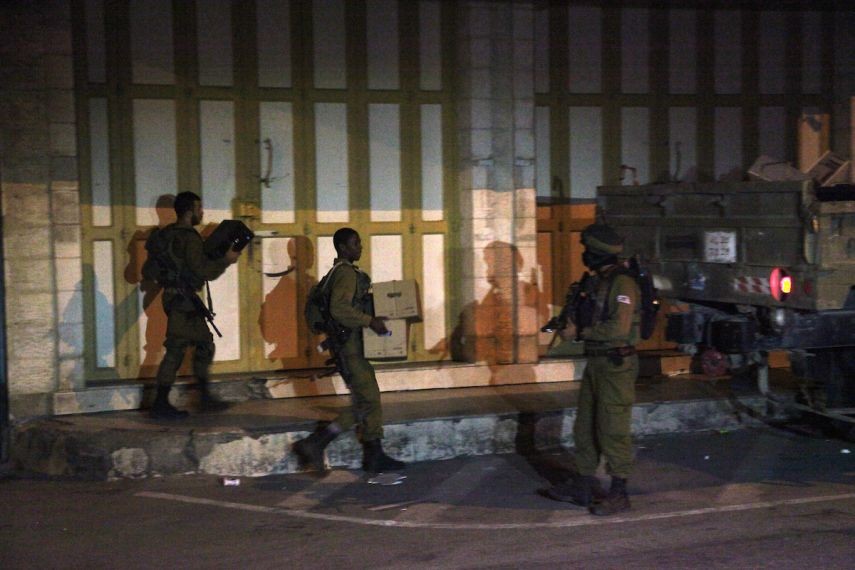 الاحتلال يداهم محلات تجارية في قرية زبدة جنوب جنين