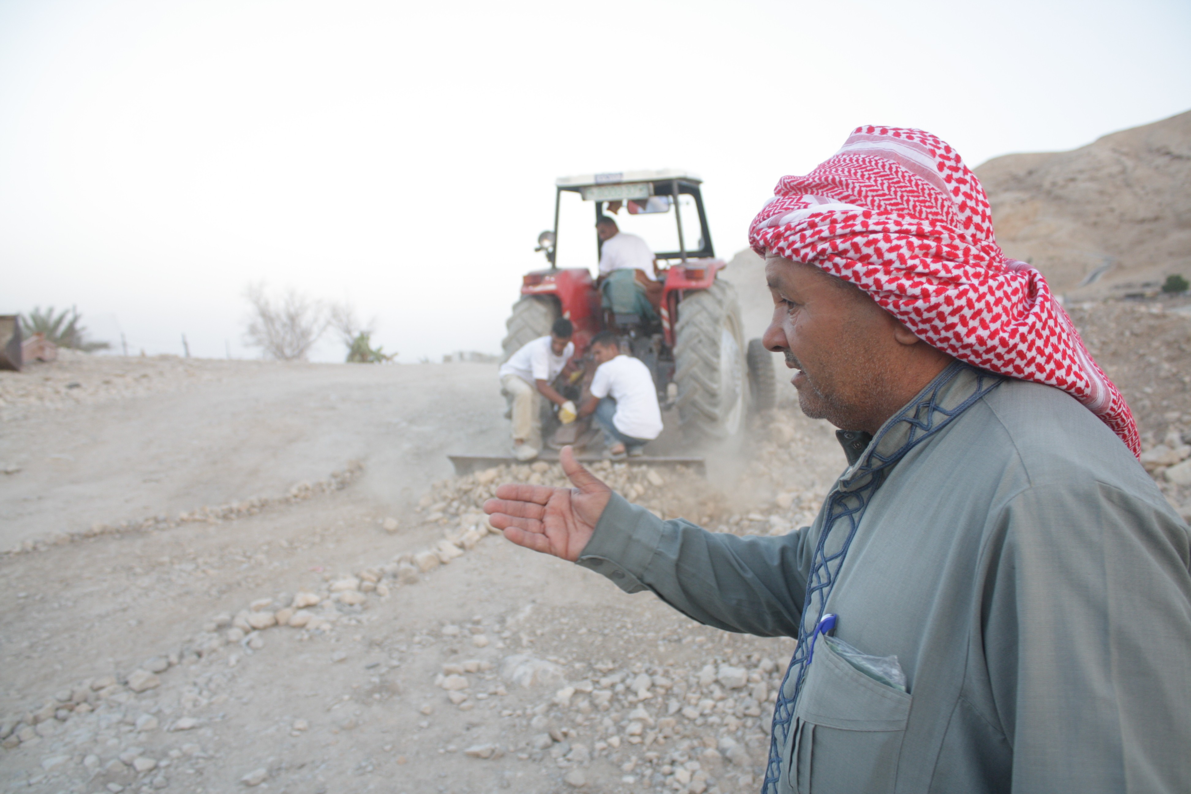 الزراعة تُوزع 1500 طن أعلاف على مزارعي المناطق البدوية بالضفة