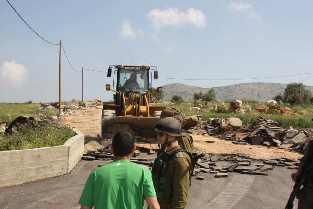 الاحتلال يستولي على جرافة ويعتقل سائقها جنوب قلقيلية