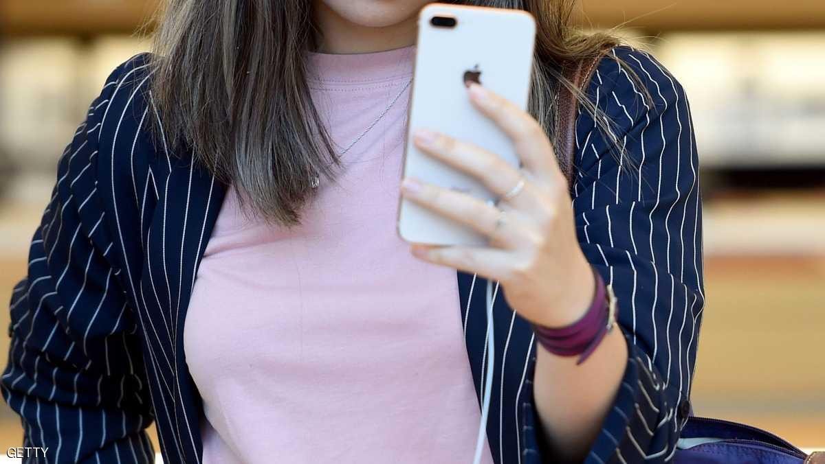 تحذير "نسائي".. آيفون يقرأ "ما تحت الملابس"