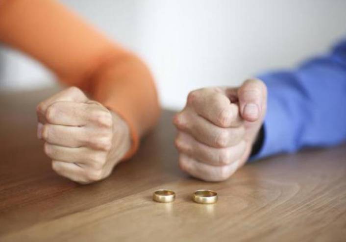 فيديو : ما حكم الشرع في حدوث تجاوزات بين الخطيبين ؟