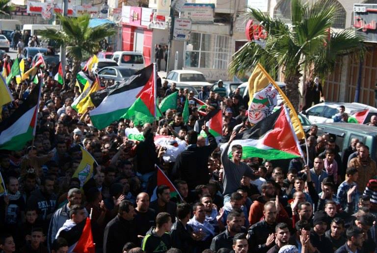 بالصور : خلال تشييع الشهيد "البو" .. 5 إصابات بالمواجهات المندلعة في مدينة حلحول