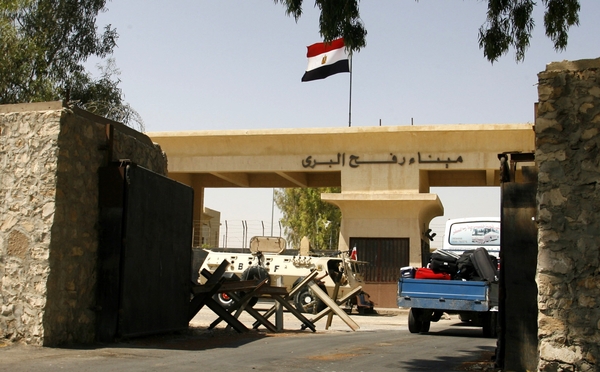 إحصائية : بعد مغادرة 6 حافلات... مصر توقف حركة المغادرة عبر معبر رفح