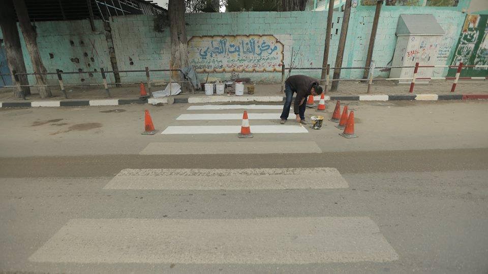 بالصور: تركيب (23) إشارة مرورية جديدة في شوارع مدينة غزة