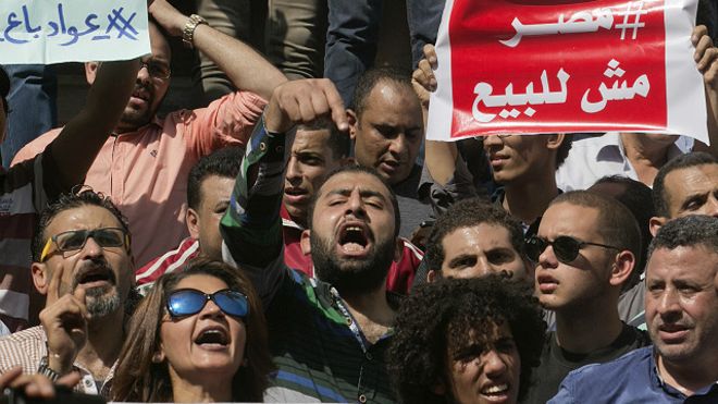 القضاء المصري يقضي بحبس 51 شاركوا في احتجاجات "تيران وصنافير"