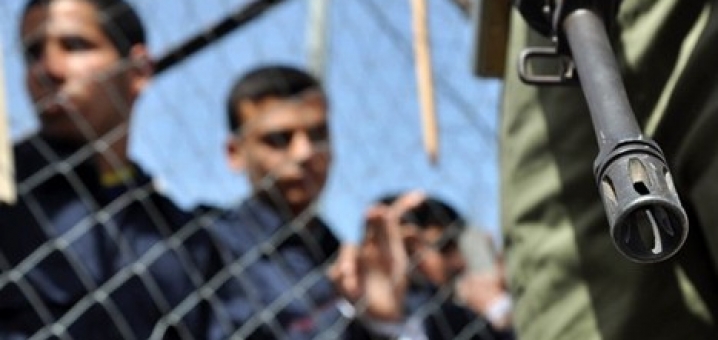 ثلاثة أسرى يواصلون إضرابهم احتجاجًا على اعتقالهم الإداري