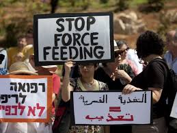 الميزان: تغذية الأسرى المضربين قسرياً انتهاكاً لمبادئ مهنة الطب