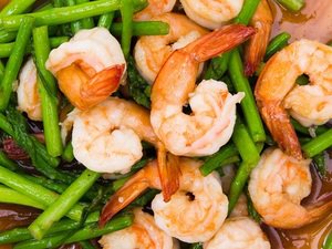 سلطة الجمبري بالهليون والبقدونس