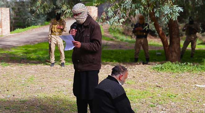 شاهد الصور: داعش يرجم مسناً في الموصل