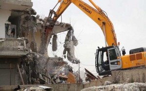 جرافات الاحتلال تهدم عدد من المباني وتعتقل مسن بالخليل