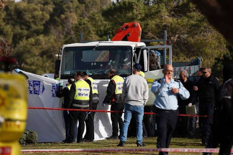 بالفيديو: رداً على عملية القدس.. الاحتلال يفرض حصاراً خانقاً على بلدة "جبل المكبر"