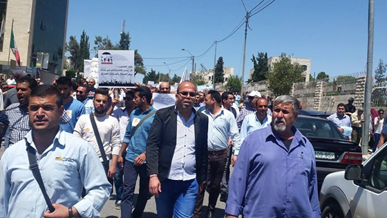 آلاف المواطنين يتظاهرون أمام مقر مجلس الوزراء رفضاً لقانون الضمان الاجتماعي